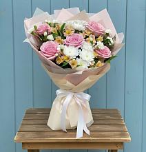 Букет цветов из:  Гвоздики, Орхидеи и Розы в Камышлове Свердловская область