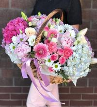 Композиция солнечный день в Камышлове Свердловская область Цветочная композиция из Розы, Хризантемы, Пионы и Лизиантусы в корзине в Камышлове Свердловская область