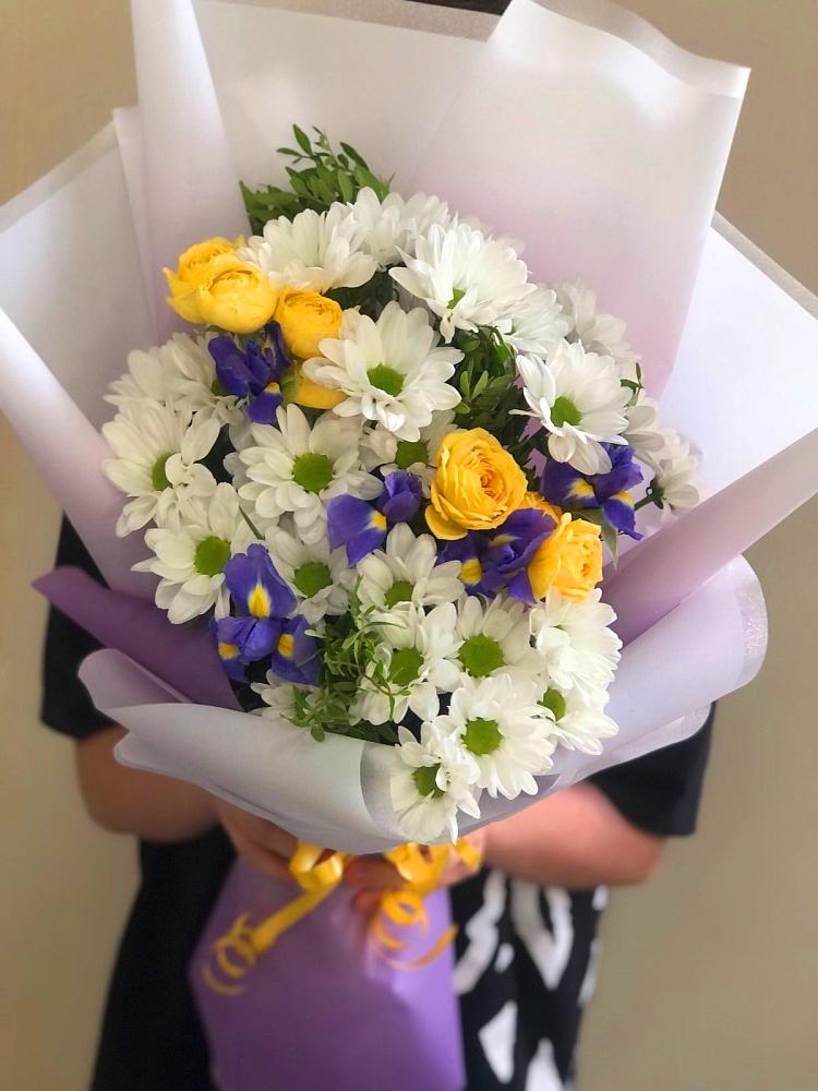 Букет цветов из: Ирисы, Хризантемы и Розы в Камышлове Свердловская область