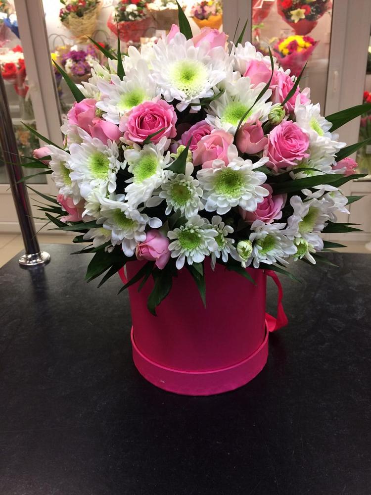 Цветочная композиция из Розы и Хризантемы в шляпной коробке в Камышлове Свердловская область